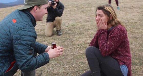 ماعز تتقدم لطلب الزواج من فتاة على قمة جبل في كارولينا! فيديو صورة رقم 1