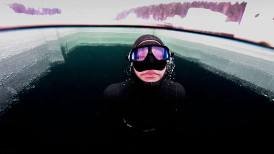 فيديو وصور مدهشة.. امرأة فنلندية تغطس بجرأة ومهارة تحت الجليد صورة رقم 8