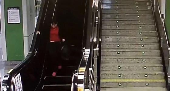 فيديو طريف: سيدة تتحدى سلما كهربائيا وتنزل عكس الاتجاه صورة رقم 2