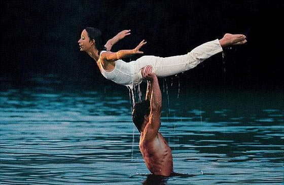 هذا ليس مشهد من فيلم.. صور ضفدع يحمل زميله ويقذفه في الماء صورة رقم 5
