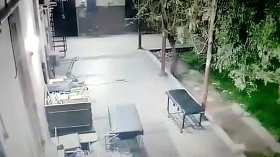 الفيديو الشبح.. نقالة مرضى تتحرك من تلقاء نفسها في باحة مستشفى! صورة رقم 1