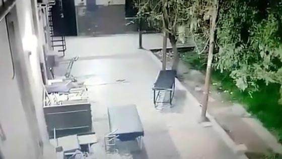 الفيديو الشبح.. نقالة مرضى تتحرك من تلقاء نفسها في باحة مستشفى! صورة رقم 2