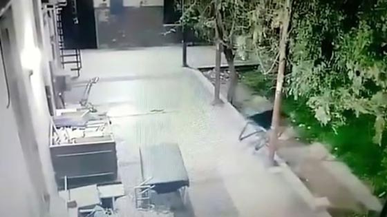 الفيديو الشبح.. نقالة مرضى تتحرك من تلقاء نفسها في باحة مستشفى! صورة رقم 3