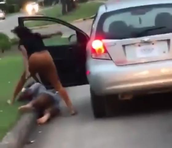  فيديو مروع.. فتاة تعتدي بوحشية على أخرى عند اشارة المرور صورة رقم 5