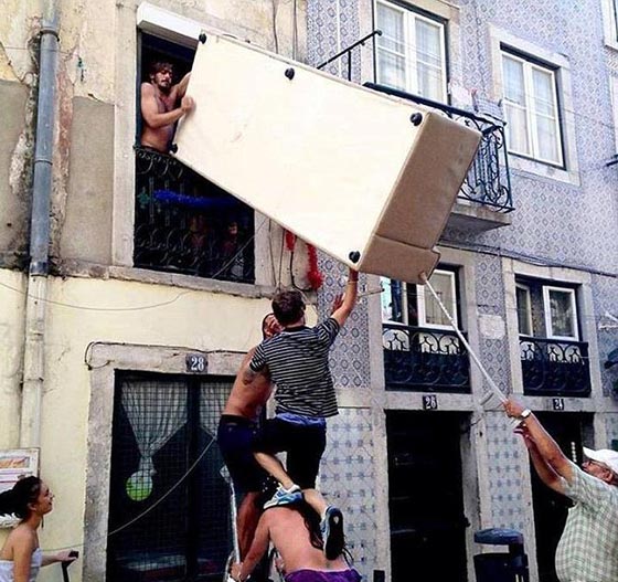 صور طريفة.. اغرب المساعدات حول العالم، يحملون بعضهم بعضا! صورة رقم 1