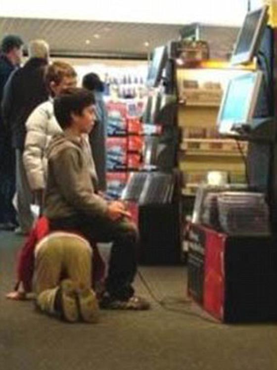 صور طريفة.. اغرب المساعدات حول العالم، يحملون بعضهم بعضا! صورة رقم 13