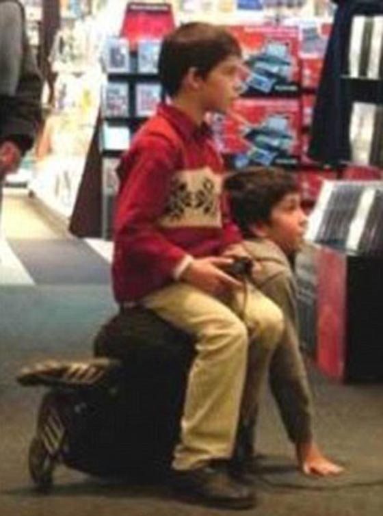 صور طريفة.. اغرب المساعدات حول العالم، يحملون بعضهم بعضا! صورة رقم 14