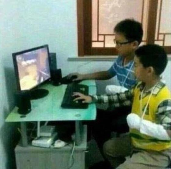 صور طريفة.. اغرب المساعدات حول العالم، يحملون بعضهم بعضا! صورة رقم 18