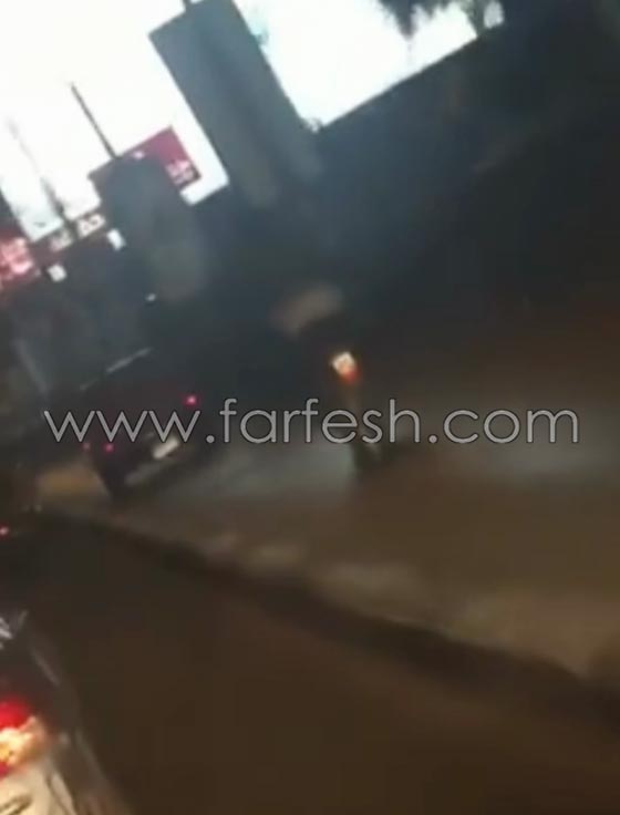 مصري يرى القانون بالشقلوب ويسير بسيارته على الرصيف لتجاوز الزحمة صورة رقم 1