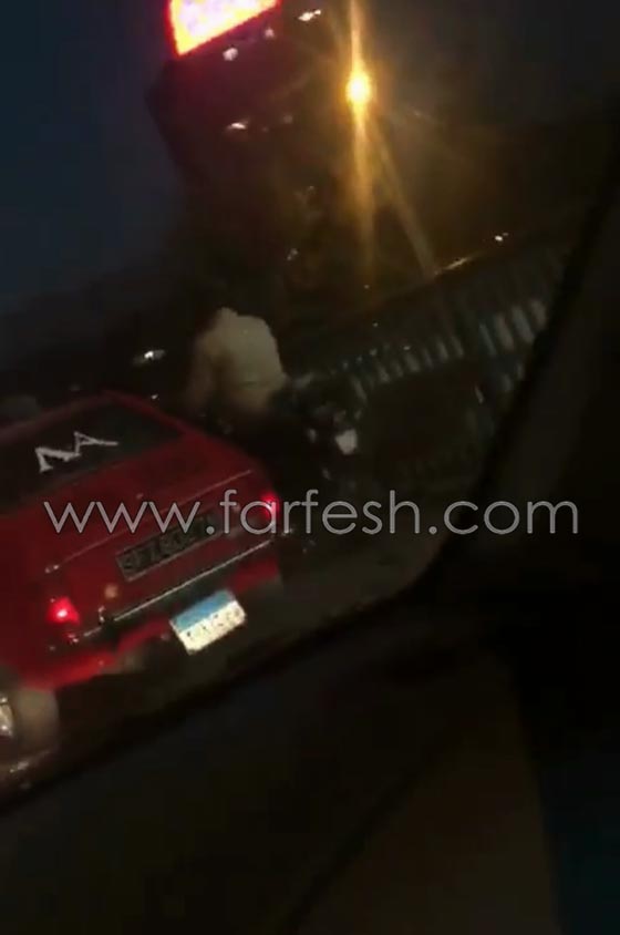 مصري يرى القانون بالشقلوب ويسير بسيارته على الرصيف لتجاوز الزحمة صورة رقم 6