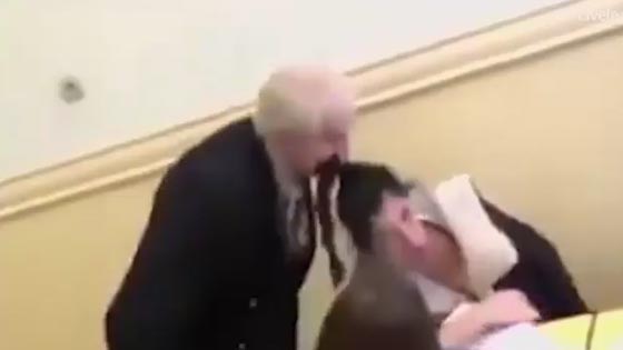  فيديو مثير.. معلم يوقظ طالبة غرقت في النوم بطريقة غريبة صورة رقم 1