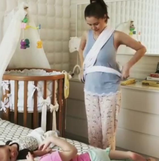 ام تبدع في ابتكار أفضل طريقة لحمل الطفل أثناء المهام المنزلية.. فيديو صورة رقم 3