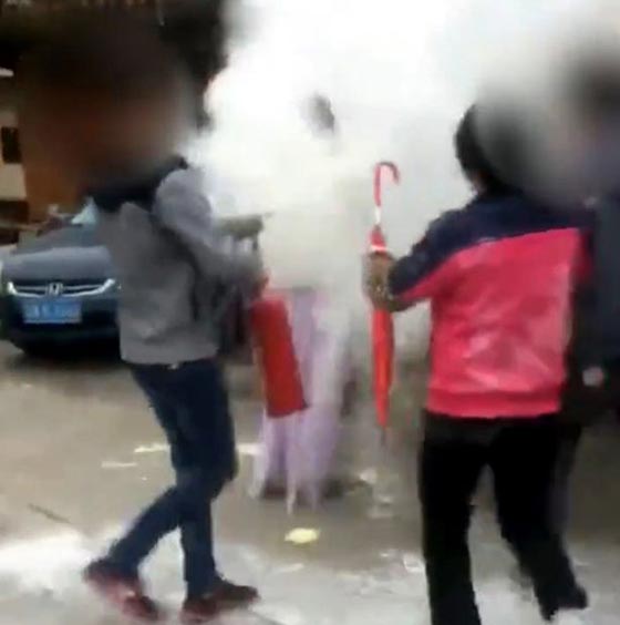 فيديو غريب.. وصيفة العروس تتعرض لمقلب بطفاية الحريق صورة رقم 1
