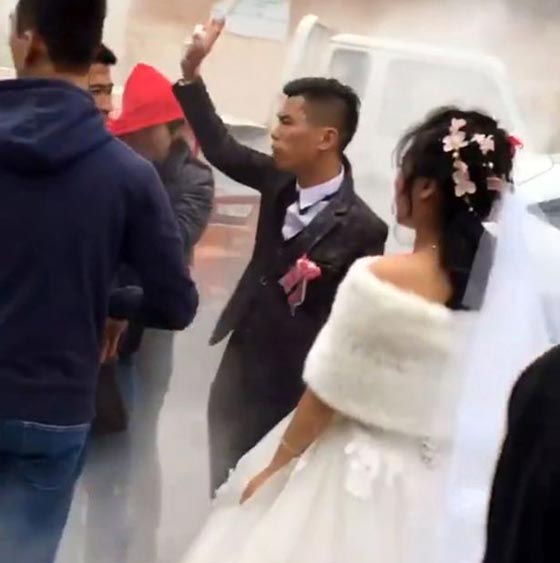 فيديو غريب.. وصيفة العروس تتعرض لمقلب بطفاية الحريق صورة رقم 4
