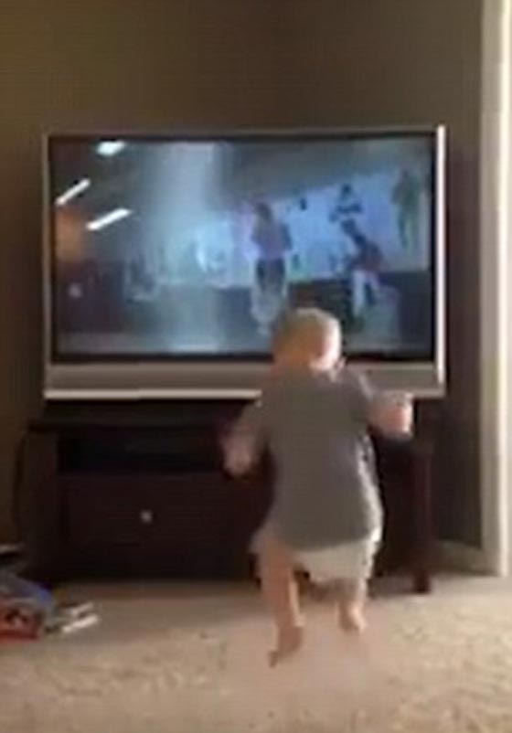  فيديو مذهل: طفل ذكي في الثانية من عمره يقلّد ببراعة مشاهد فيلم صورة رقم 2