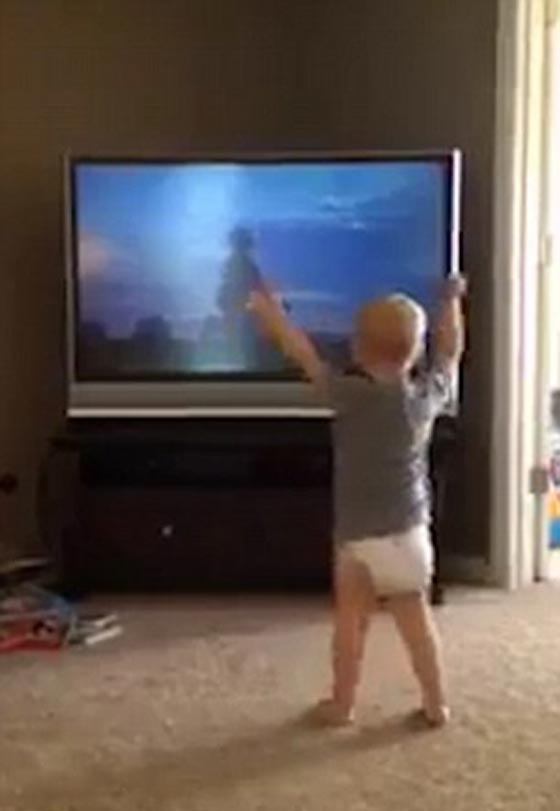  فيديو مذهل: طفل ذكي في الثانية من عمره يقلّد ببراعة مشاهد فيلم صورة رقم 4
