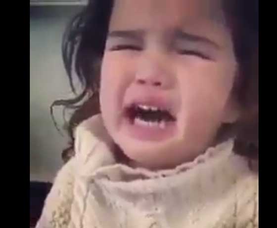 بالفيديو..  رد فعل طريف لطفلة تبكي بعد سماعها كلمة طعام صورة رقم 3