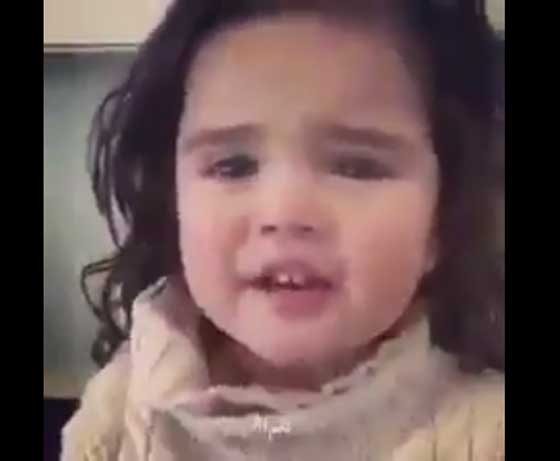 بالفيديو..  رد فعل طريف لطفلة تبكي بعد سماعها كلمة طعام صورة رقم 4