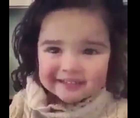 بالفيديو..  رد فعل طريف لطفلة تبكي بعد سماعها كلمة طعام صورة رقم 5