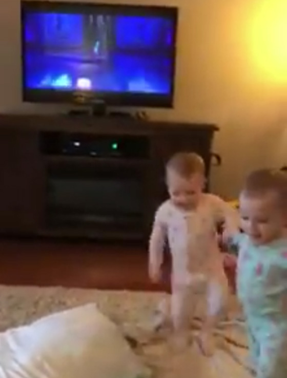 فيديو طريف يحقق ملايين المشاهدات لطفلان يمثلان مقطع من فليم فروزين صورة رقم 2