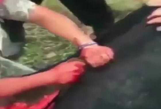 طقوس غريبة لرجل يضع مولوده الجديد في بطن بقرة ميتة.. فيديو صورة رقم 5