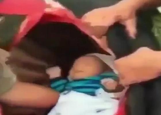 طقوس غريبة لرجل يضع مولوده الجديد في بطن بقرة ميتة.. فيديو صورة رقم 6