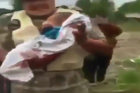 طقوس غريبة لرجل يضع مولوده الجديد في بطن بقرة ميتة.. فيديو صورة رقم 7