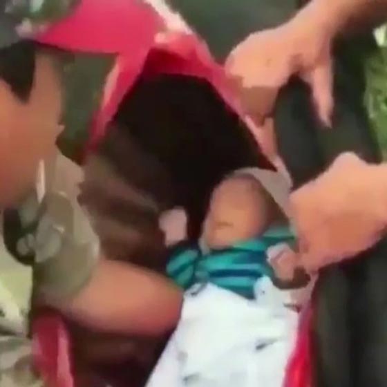 طقوس غريبة لرجل يضع مولوده الجديد في بطن بقرة ميتة.. فيديو صورة رقم 2
