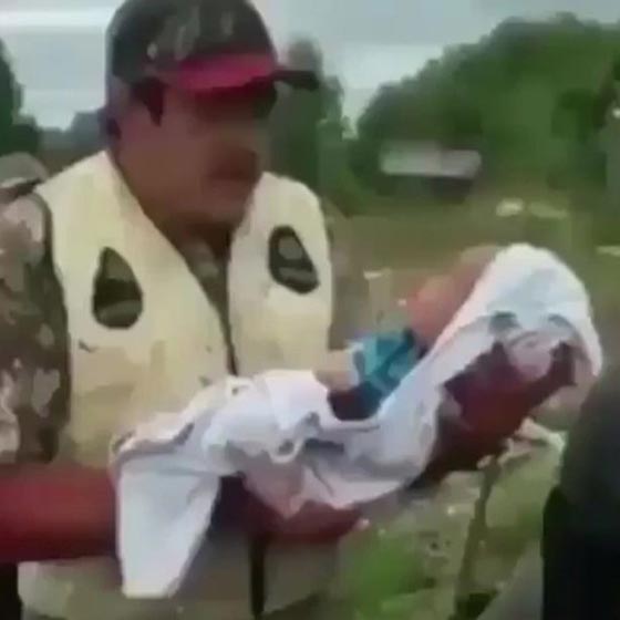 طقوس غريبة لرجل يضع مولوده الجديد في بطن بقرة ميتة.. فيديو صورة رقم 1