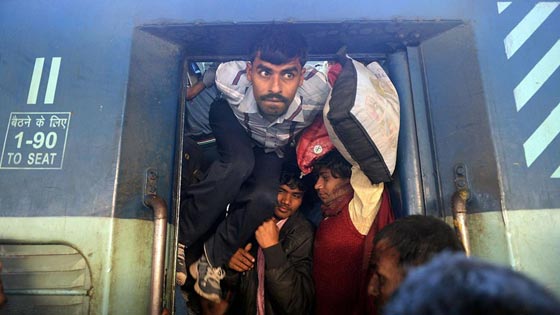 جنون القطارات.. ازدحامات ينذر بكارثة محققة صورة رقم 2