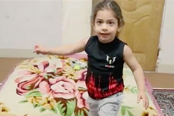 فيديو مدهش: الطفل العنكبوت يتحدى الجاذبية ويتشبث بالجدار ويتسلقه بمهارة! صورة رقم 4