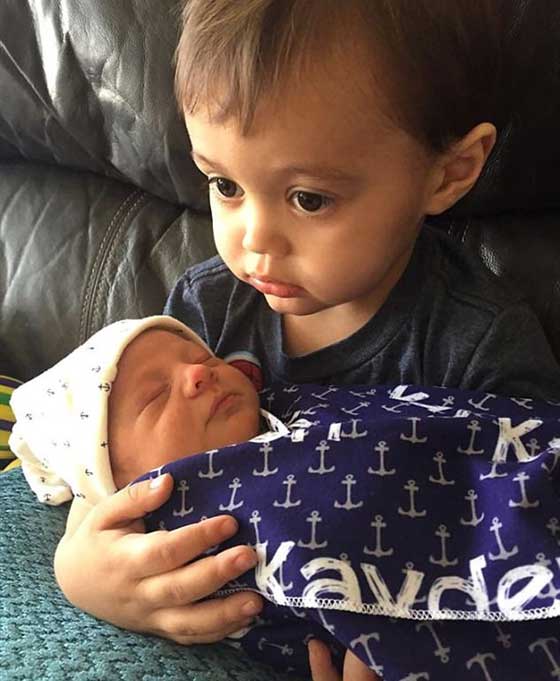 صور طريفة ترصد ردود فعل الاطفال لدى استقبالهم اشقاء جدد صورة رقم 22