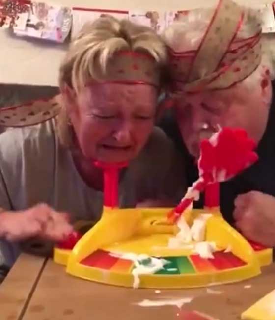 موقف محرج لامرأة عجوز سقط طقم اسنانها وهي تمازح زوجها! فيديو صورة رقم 3