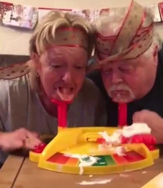 موقف محرج لامرأة عجوز سقط طقم اسنانها وهي تمازح زوجها! فيديو صورة رقم 2