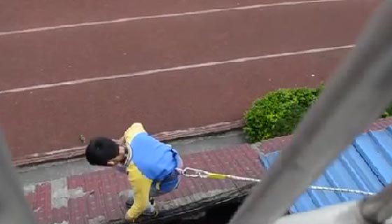 فيديو مثير: صبي شجاع يهب لنجدة طفلة علقت في حديد النافذة.. فيديو صورة رقم 2