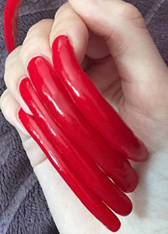 صور.. هكذا تبدو اظافر فتاة توقفت عن تقليمها منذ 3 سنوات صورة رقم 4