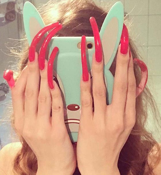 صور.. هكذا تبدو اظافر فتاة توقفت عن تقليمها منذ 3 سنوات صورة رقم 5