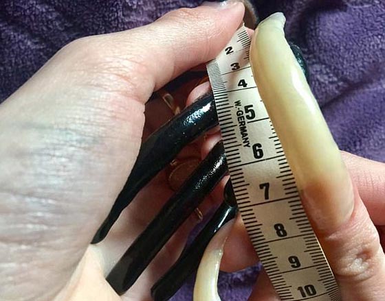 صور.. هكذا تبدو اظافر فتاة توقفت عن تقليمها منذ 3 سنوات صورة رقم 11