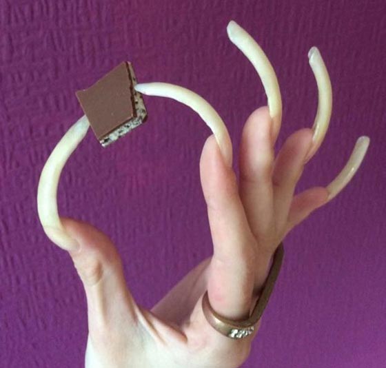 صور.. هكذا تبدو اظافر فتاة توقفت عن تقليمها منذ 3 سنوات صورة رقم 15