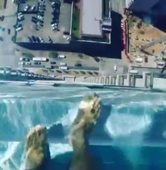 هل تجرؤ على السباحة في بركة الرعب الزجاجية.. شاهد الصور صورة رقم 13