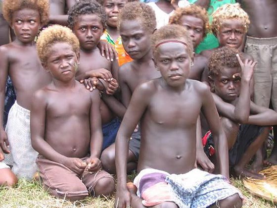بشرة سمراء وعيون ملونة وشعر ذهبي لسكان ميلانيزيا لغز حير العلماء صورة رقم 8