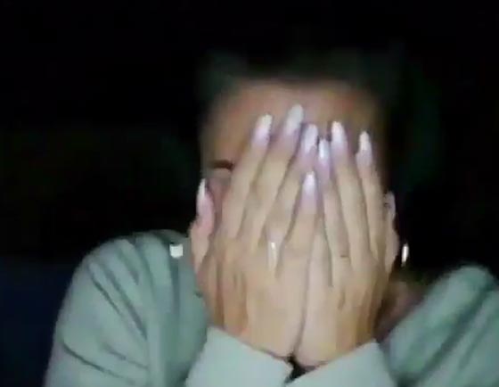 ما الشيء الذي التقطته عدسة هذه الفتاة في صورة سيلفي؟ فيديو صورة رقم 3