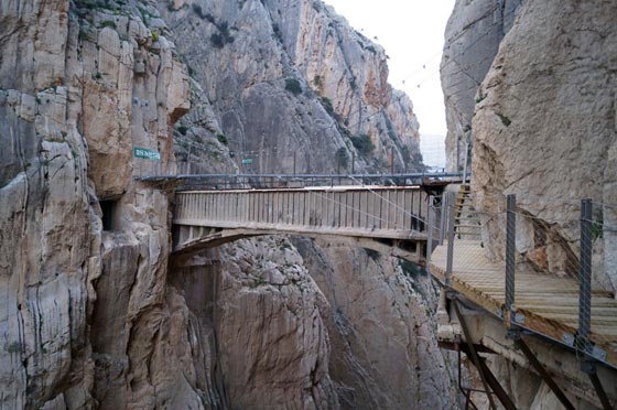بعد صيانته وترميمه.. اعادة افتتاح اخطر ممر في العالم! فيديو وصور صورة رقم 16