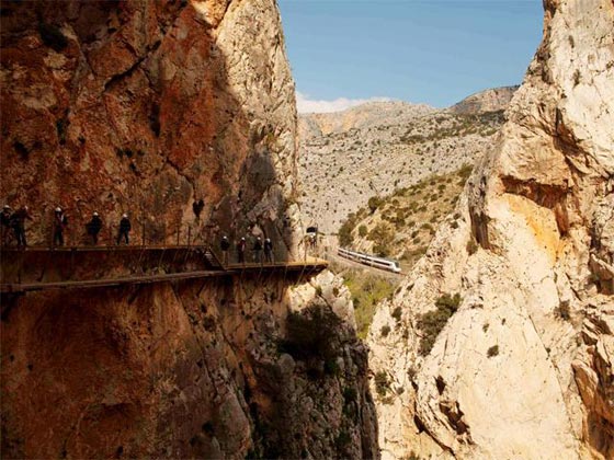بعد صيانته وترميمه.. اعادة افتتاح اخطر ممر في العالم! فيديو وصور صورة رقم 11