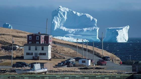 صور اكبر جبل جليدي عملاق في كندا يجتذب السياح والمصورين صورة رقم 1