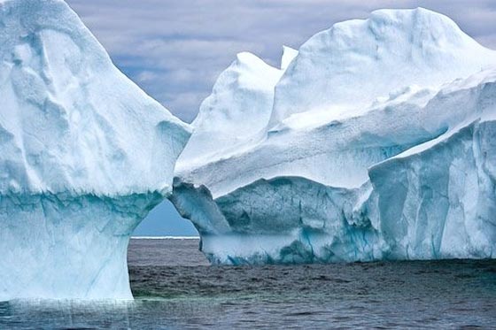 صور اكبر جبل جليدي عملاق في كندا يجتذب السياح والمصورين صورة رقم 4