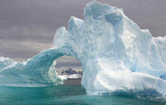 صور اكبر جبل جليدي عملاق في كندا يجتذب السياح والمصورين صورة رقم 7