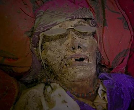  اغرب من الخيال: قبيلة اندونيسية لا تدفن الموتى وتقدم لهم الطعام والسجائر صورة رقم 2