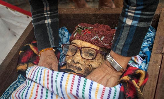  اغرب من الخيال: قبيلة اندونيسية لا تدفن الموتى وتقدم لهم الطعام والسجائر صورة رقم 4
