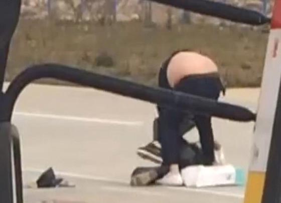  معركة وتبادل اللكمات بين رجل وزوجته يؤخر اقلاع طائرة.. فيديو صورة رقم 1